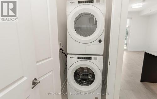 1117 - 3220 William Coltson Avenue, Oakville, ON - Indoor Photo Showing Laundry Room