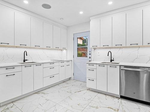 Kitchen - 5726 Av. Palmer, Côte-Saint-Luc, QC - Indoor Photo Showing Kitchen With Upgraded Kitchen