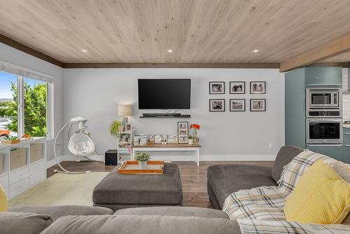 832 Walrod Street, Kelowna, BC - Indoor Photo Showing Living Room