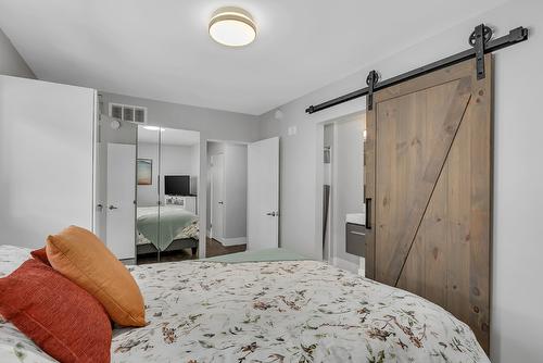 832 Walrod Street, Kelowna, BC - Indoor Photo Showing Bedroom