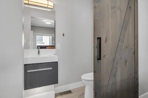 832 Walrod Street, Kelowna, BC - Indoor Photo Showing Bathroom