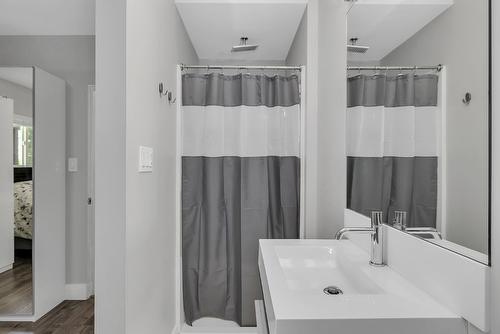 832 Walrod Street, Kelowna, BC - Indoor Photo Showing Bathroom