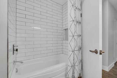 832 Walrod Street, Kelowna, BC - Indoor Photo Showing Bathroom