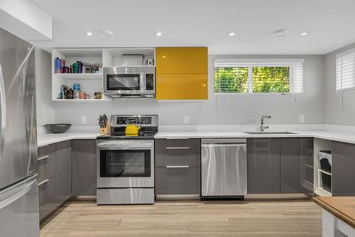 832 Walrod Street, Kelowna, BC - Indoor Photo Showing Kitchen