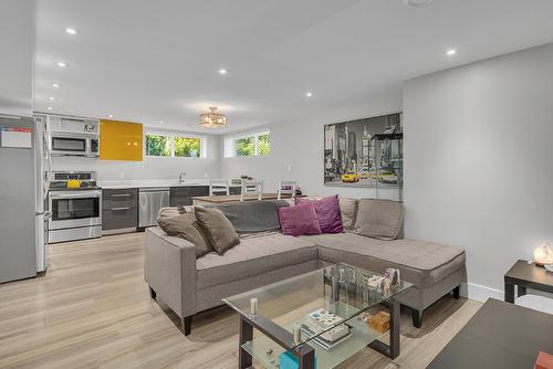 832 Walrod Street, Kelowna, BC - Indoor Photo Showing Living Room