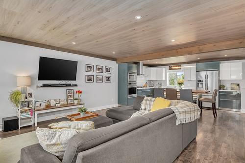 832 Walrod Street, Kelowna, BC - Indoor Photo Showing Living Room