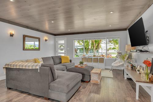 832 Walrod Street, Kelowna, BC - Indoor Photo Showing Living Room