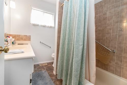 215 Sadler Road, Kelowna, BC - Indoor Photo Showing Bathroom