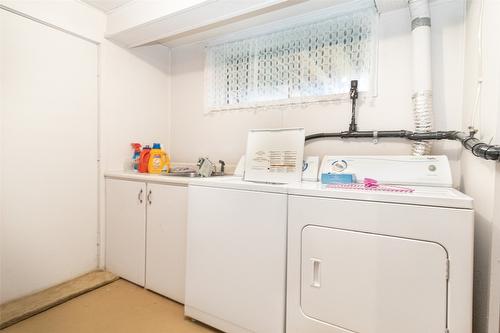 215 Sadler Road, Kelowna, BC - Indoor Photo Showing Laundry Room