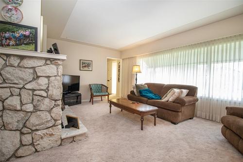 215 Sadler Road, Kelowna, BC - Indoor Photo Showing Living Room