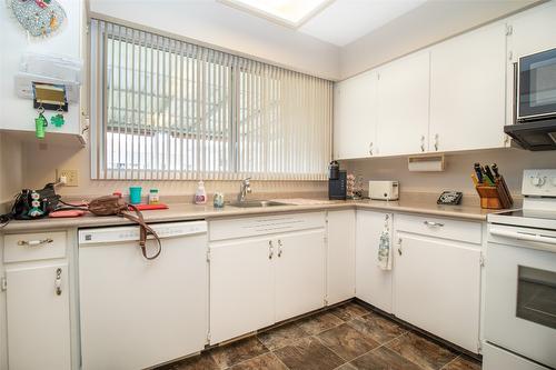 215 Sadler Road, Kelowna, BC - Indoor Photo Showing Kitchen