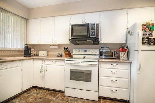 215 Sadler Road, Kelowna, BC - Indoor Photo Showing Kitchen