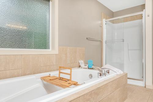 4979 Windsong Crescent, Kelowna, BC - Indoor Photo Showing Bathroom