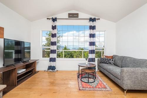 4979 Windsong Crescent, Kelowna, BC - Indoor Photo Showing Living Room