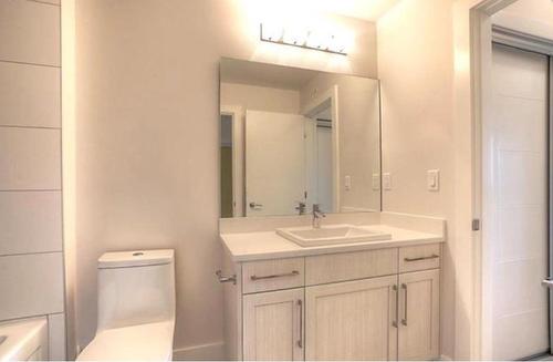 211-4380 Lakeshore Road, Kelowna, BC - Indoor Photo Showing Bathroom