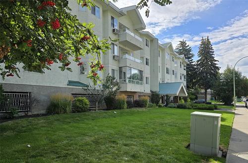 307-1385 Bertram Street, Kelowna, BC - Outdoor