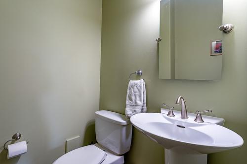 1503 Woodridge Road, Kelowna, BC - Indoor Photo Showing Bathroom