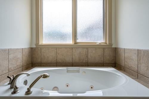 1503 Woodridge Road, Kelowna, BC - Indoor Photo Showing Bathroom