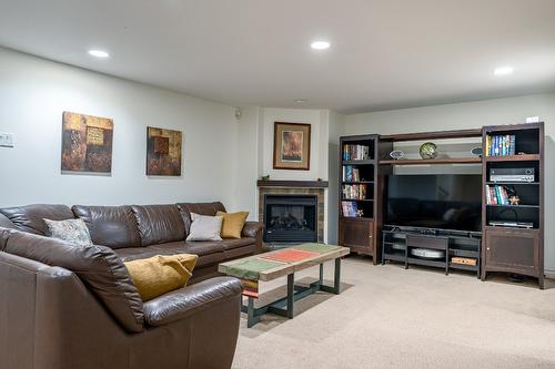 1503 Woodridge Road, Kelowna, BC - Indoor Photo Showing Living Room With Fireplace