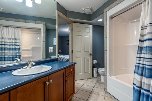 1503 Woodridge Road, Kelowna, BC - Indoor Photo Showing Bathroom