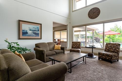 1503 Woodridge Road, Kelowna, BC - Indoor Photo Showing Living Room