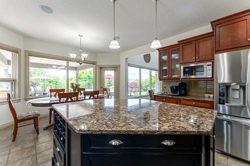 1503 Woodridge Road, Kelowna, BC - Indoor Photo Showing Kitchen With Upgraded Kitchen