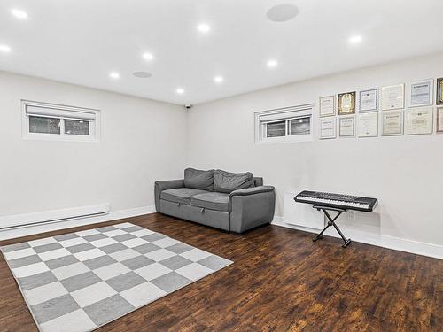 Salle familiale - 5726 Av. Palmer, Côte-Saint-Luc, QC - Indoor