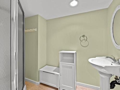 659 Pleasant Street, Kamloops, BC - Indoor Photo Showing Bathroom