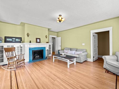 659 Pleasant Street, Kamloops, BC - Indoor Photo Showing Living Room With Fireplace