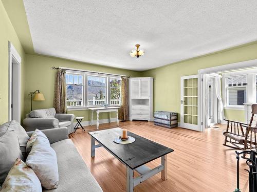 659 Pleasant Street, Kamloops, BC - Indoor Photo Showing Living Room