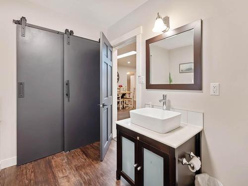 41 Lakeview Drive, Clearwater, BC - Indoor Photo Showing Bathroom