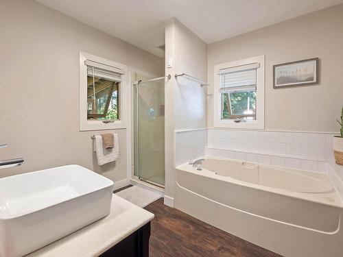 41 Lakeview Drive, Clearwater, BC - Indoor Photo Showing Bathroom