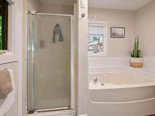 41 Lakeview Drive, Clearwater, BC - Indoor Photo Showing Bathroom