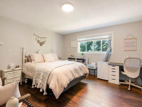 41 Lakeview Drive, Clearwater, BC - Indoor Photo Showing Bedroom