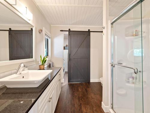 41 Lakeview Drive, Clearwater, BC - Indoor Photo Showing Bathroom