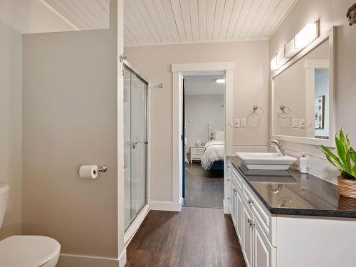 41 Lakeview Drive, Clearwater, BC - Indoor Photo Showing Bathroom