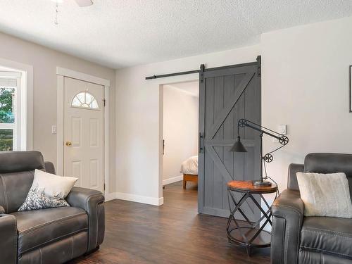 41 Lakeview Drive, Clearwater, BC - Indoor Photo Showing Living Room