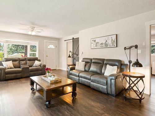 41 Lakeview Drive, Clearwater, BC - Indoor Photo Showing Living Room