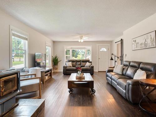 41 Lakeview Drive, Clearwater, BC - Indoor Photo Showing Living Room