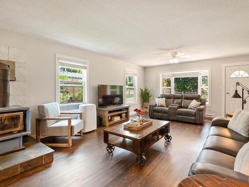 41 Lakeview Drive, Clearwater, BC - Indoor Photo Showing Living Room With Fireplace