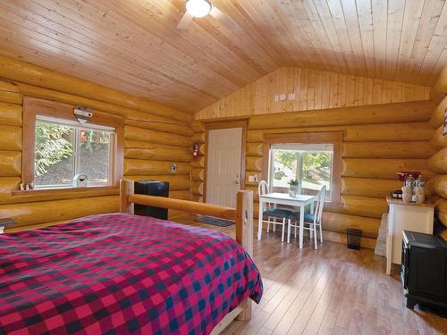 41 Lakeview Drive, Clearwater, BC - Indoor Photo Showing Bedroom