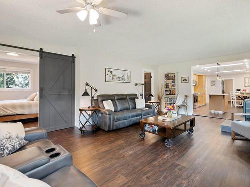 41 Lakeview Drive, Clearwater, BC - Indoor Photo Showing Living Room