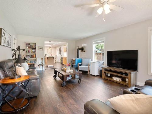 41 Lakeview Drive, Clearwater, BC - Indoor Photo Showing Living Room