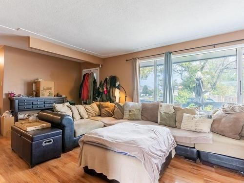 923 12Th Street, Kamloops, BC - Indoor Photo Showing Living Room