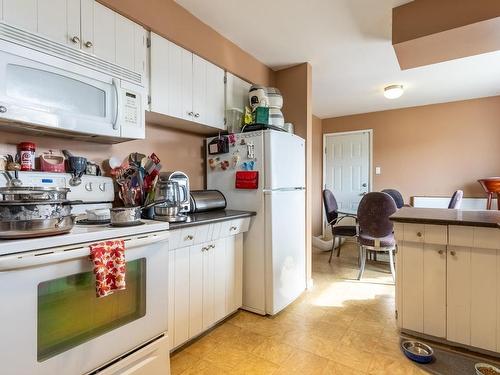 923 12Th Street, Kamloops, BC - Indoor Photo Showing Kitchen