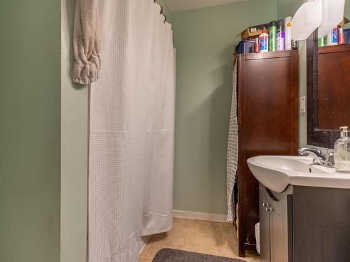 923 12Th Street, Kamloops, BC - Indoor Photo Showing Bathroom