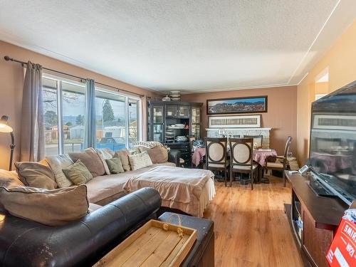 923 12Th Street, Kamloops, BC - Indoor Photo Showing Living Room