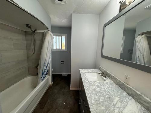 2325 Reid Ave, Merritt, BC - Indoor Photo Showing Bathroom