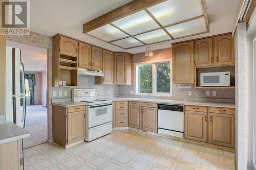 595 Yates Road Unit# 405, Kelowna, BC - Indoor Photo Showing Kitchen