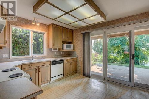 595 Yates Road Unit# 405, Kelowna, BC - Indoor Photo Showing Kitchen